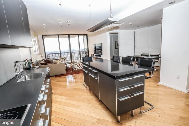 Photo - 241 S 6th St Unidad 2308F