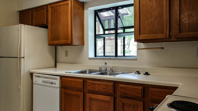 Photo - Spacious 2BR / 2.5BA End-Unit Townhouse in Greenleaf