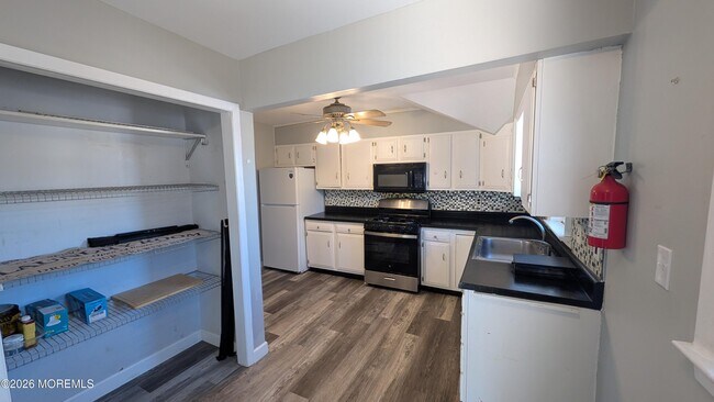 Photo - 164 Port Monmouth Rd Unit B