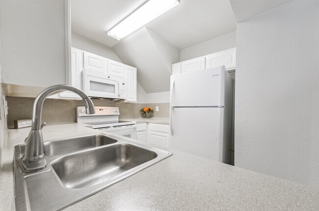 Building Photo - 10811 Richmond Ave. Unit 124