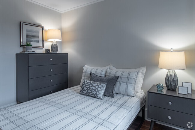 1 BR, 1 BA, - 522 SF