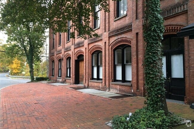 Building Photo - 300 Ferdon Ave Rental