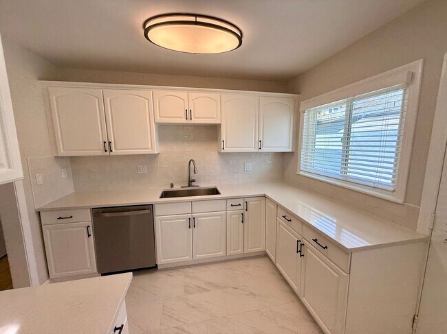 Photo - 517 Blossom Ln