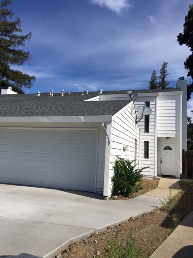Building Photo - 3 Bedroom Townhouse in Yuba City- AVAILABLE NOW!!