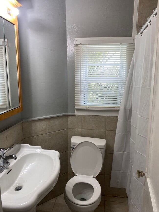 Photo - ADAMS 1237-41 Unit 1241