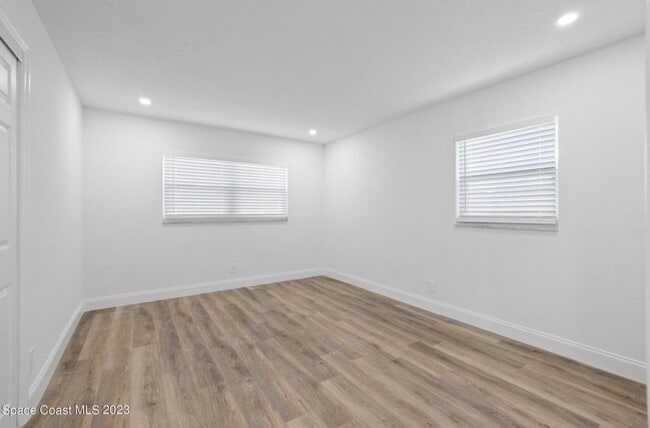 Photo - 415 N Shore Dr