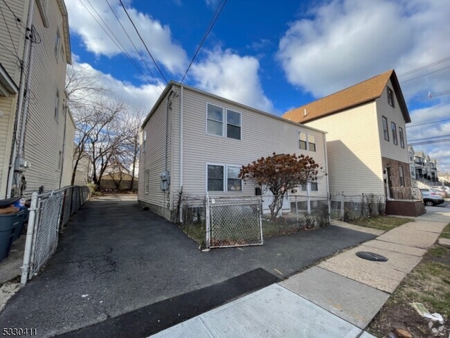 Building Photo - 658 Court St Rental