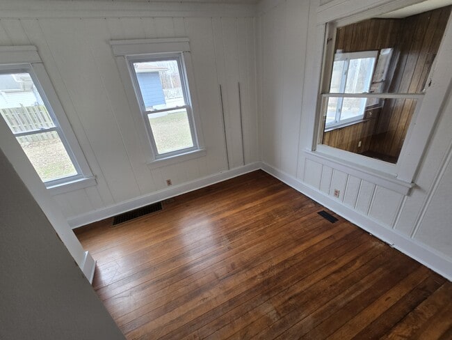 Photo - 615 Pekin Ave