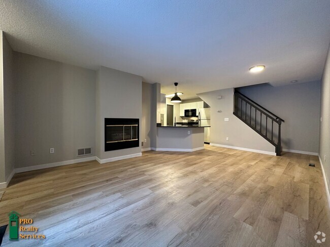 Building Photo - Recently Remodeled 2 Bedroom Townhome