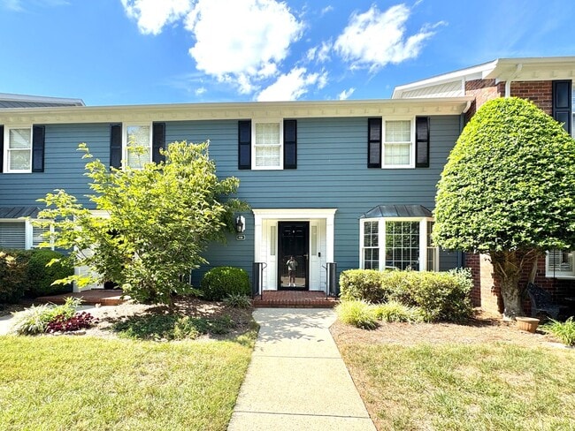 Building Photo - Spacious 3 Bedroom Townhome in Oak Ridge M...