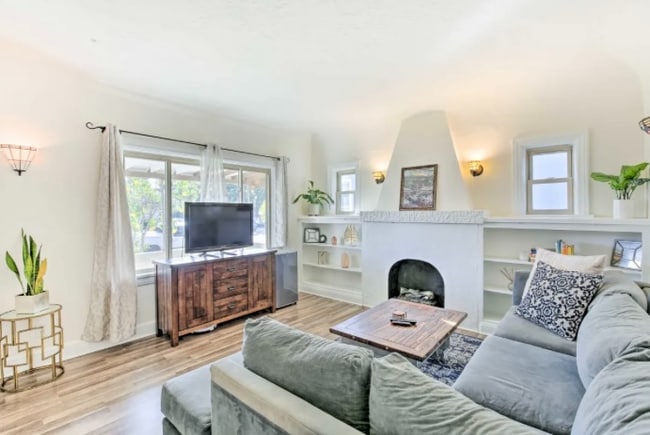 Photo - 1609 E 64th St