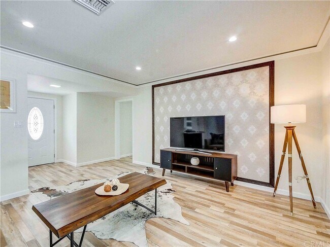 Photo - 15931 Tuba St