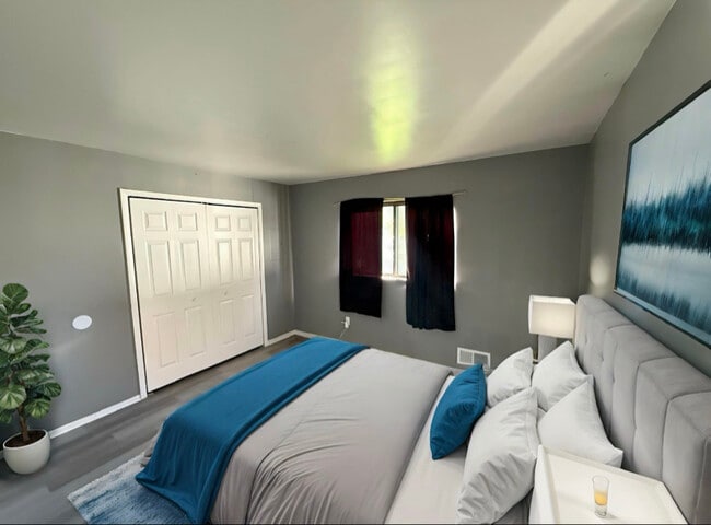 Photo - 27685 Dartmouth St