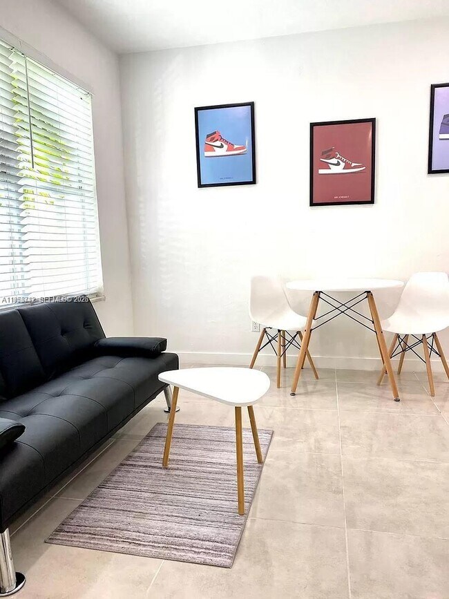 Photo - 319 W 28th St Unidad 9