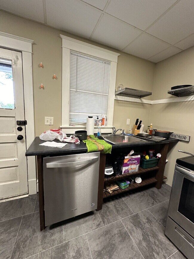 Photo - 6 bedroom 2 bath Duplex - available for Ju... Unit 446 Lake St