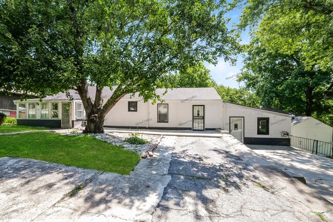 Building Photo - 335 N Ash Ave