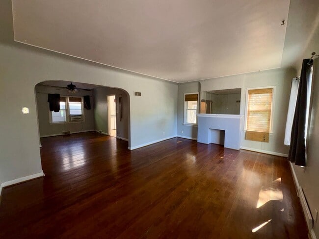 Photo - 2-bedroom, 1-bath upper-level duplex w/onsite shared laundry!