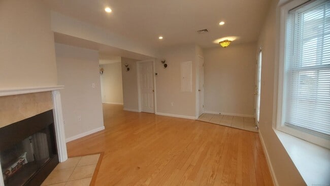 Photo - 273 Bridge St