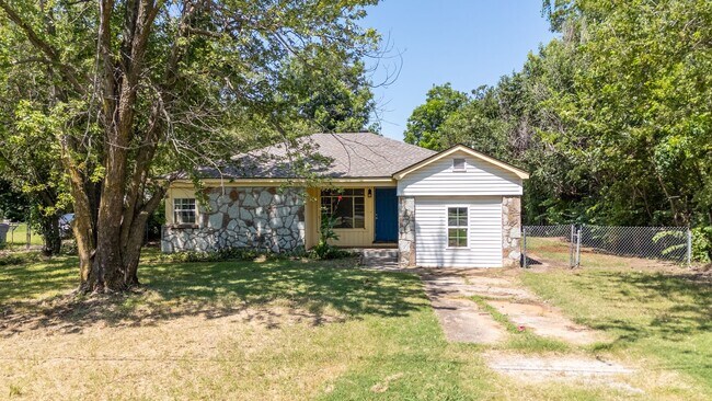 Building Photo - Charming 4-Bedroom Home with Beach Vibes!