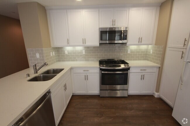 Building Photo - Stunning 2 Bedroom/2.5 Bath Townhouse
