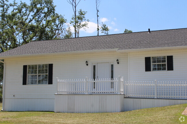 Building Photo - Immaculate 3/2 in Marianna, FL Rental