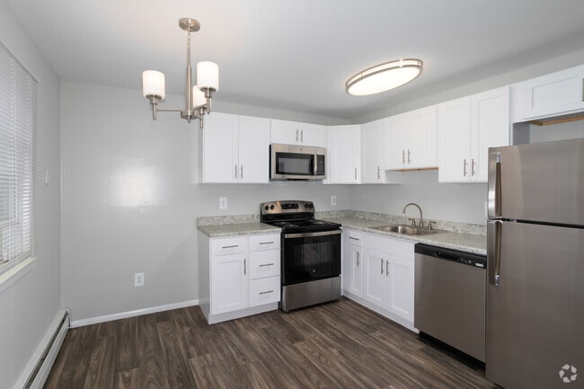 1BR, 1BA - 780SF - Renovated - Dining/Kitchen