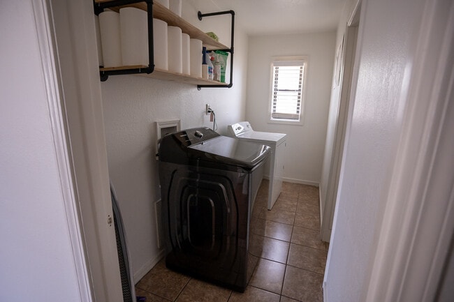 Photo - 1559 Parr St House