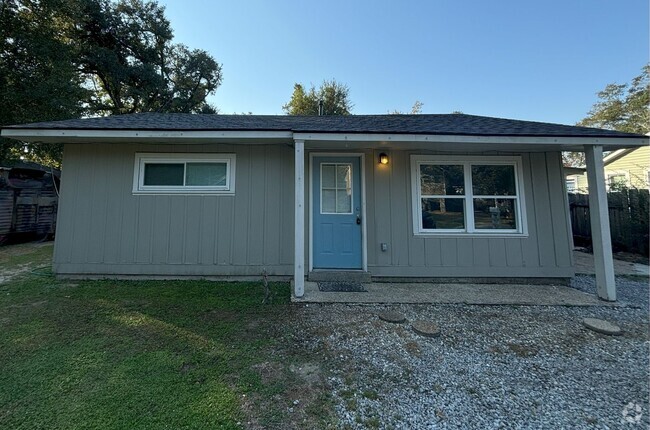 Building Photo - Adorable cottage in Denham Springs Rental