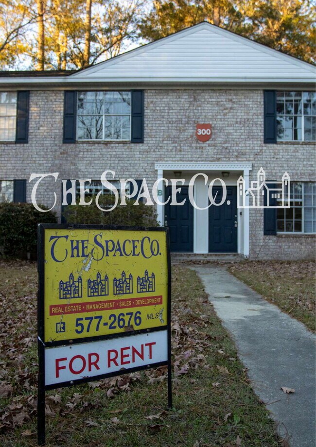 Furnished 2Br/ 1.5 BA -300 Crestview Drive Unit D