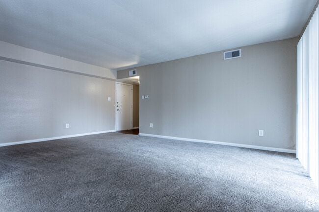 1 BR, 1 BA - 790 SF