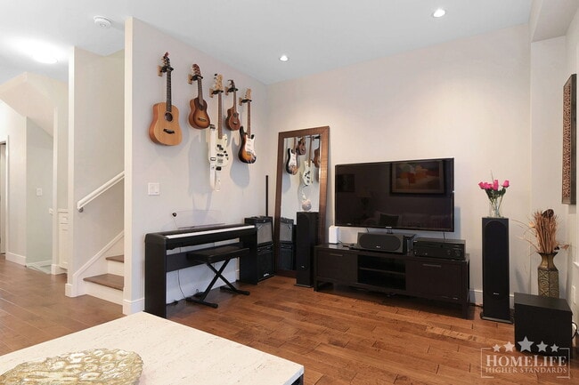 Photo - Coastal 3 Bed 3 Bath Townhouse with Private Rooftop Ocean View Terrace in White Rock Unité 2