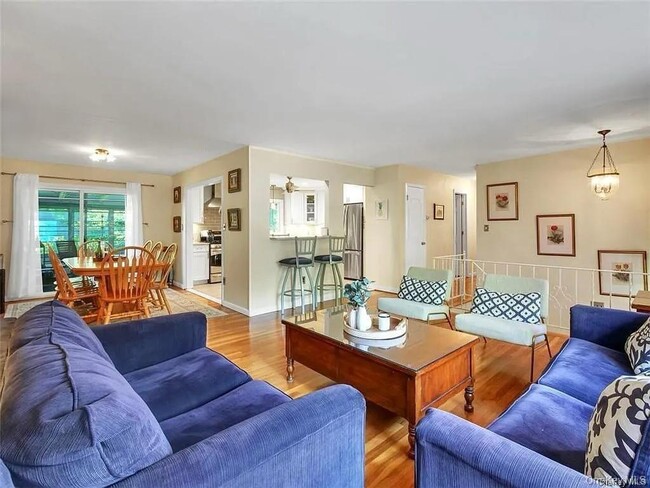 Photo - 5 Van Gogh Ln