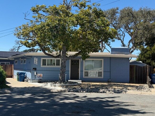 Building Photo - Charming 3 Bedroom, 2 Bathroom Home in Quiet Seaside Cul-de-sac