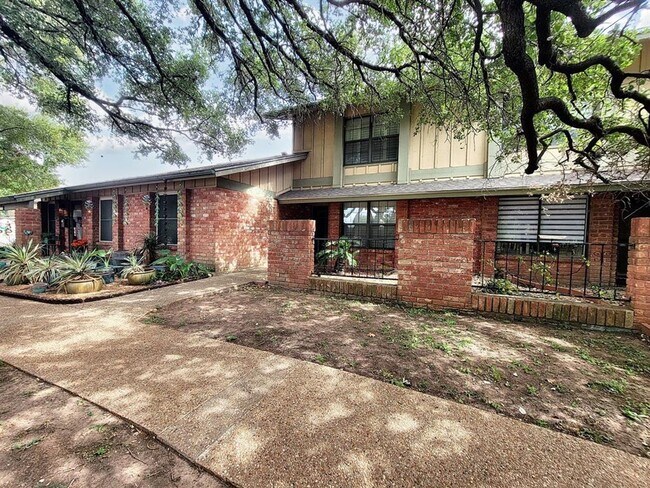 Building Photo - Cozy 3 Bed, 1.5 Bath Rental with Garage an...