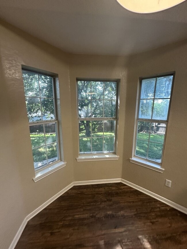 Photo - AVAILABLE MID MAY ; APPLY TODAY ON OUR WEBSITE!!!