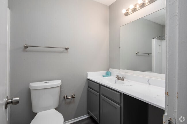 2BR, 2BA - 905SF - Classic - Primary Bathroom