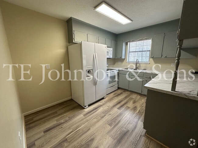 Building Photo - Newly Renovated 2 Bedroom - Water Included Unit 2817 Whitemeadow D Rental