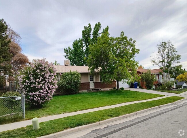 Building Photo - Great 5 Bed 3 Bath Rambler Home in Sandy