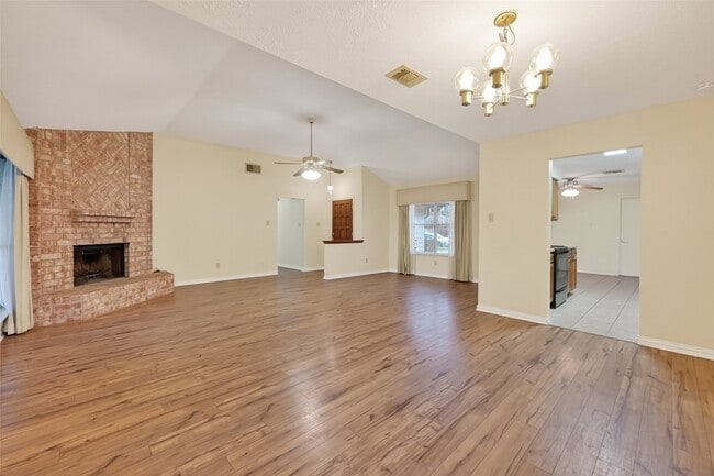 Photo - 21623 Crescent Heights St