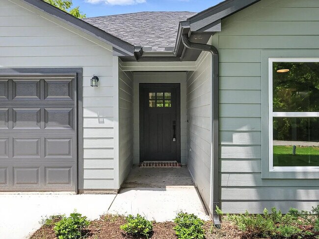 Photo - 1004 Branch St