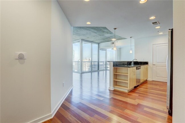 Photo - 3324 Peachtree Rd NE Unit 1919