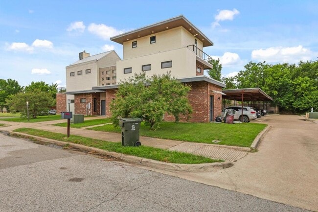 Photo - 213 N Houston Ave