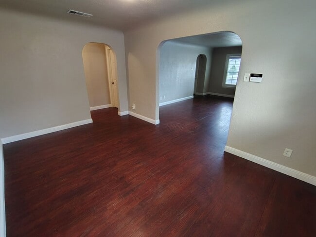 Photo - 404 Camellia Way