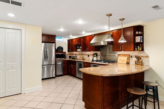 Building Photo - 502 S 11th St Unit 38