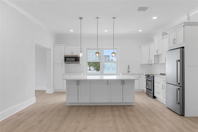 Photo - 10 18th St S
