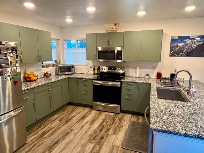 Photo - 915 University Ter