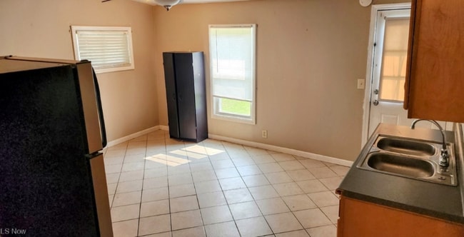 Photo - 2002 Brownlee Ave