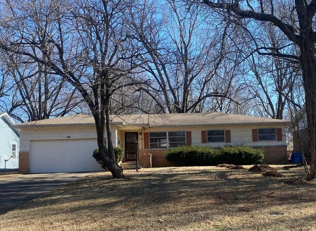 Building Photo - 2 bedroom 1.5 bath charming home