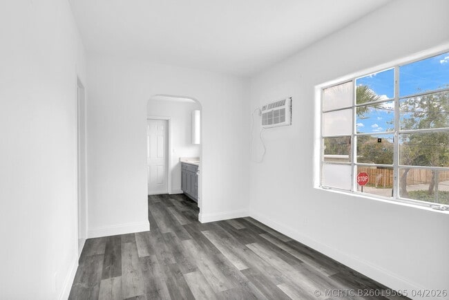 Building Photo - 820 N Dixie Hwy Unit 4