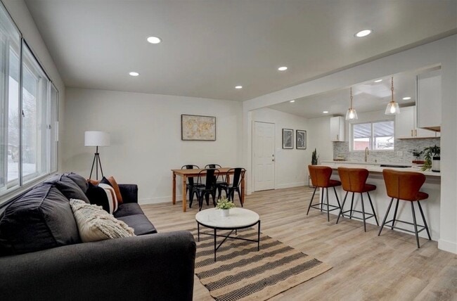 Photo - 455 E Mountain View Dr Unit Upstairs